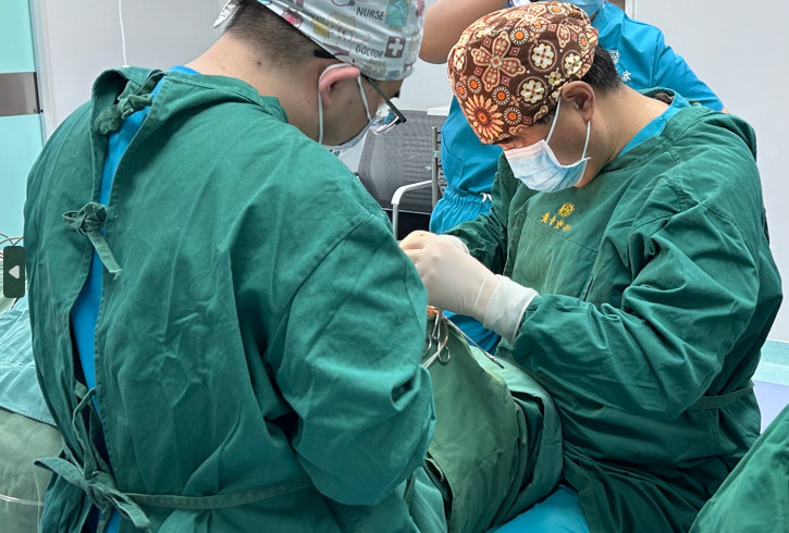 虽然恢复期过程充满了挑战，但我发现拉皮手术并没有传说中的那么可怕。只要在恢复期间保持乐观的心态，积极配合医生的指导，你会发现，美丽的蜕变就在前方等待着你！