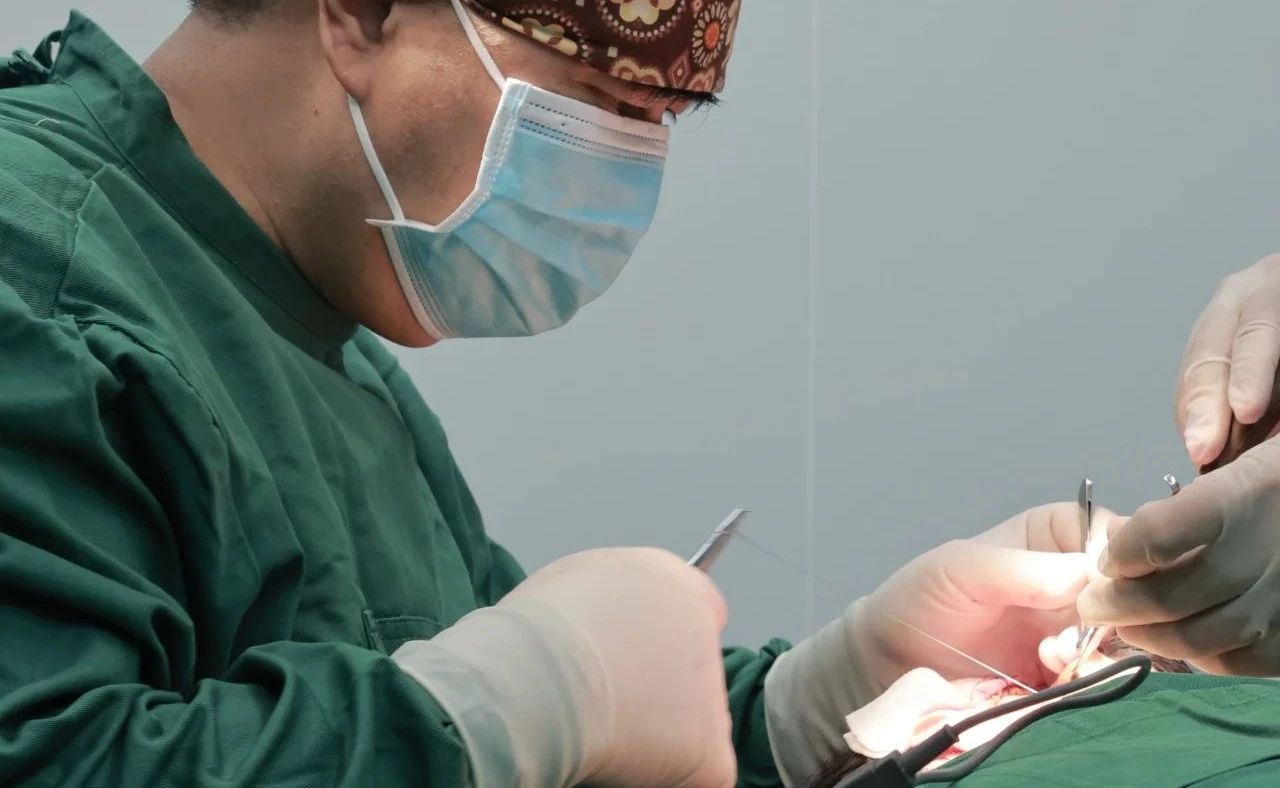 教师来做拉皮手术引热议，是对学生不负责吗？您怎么看？