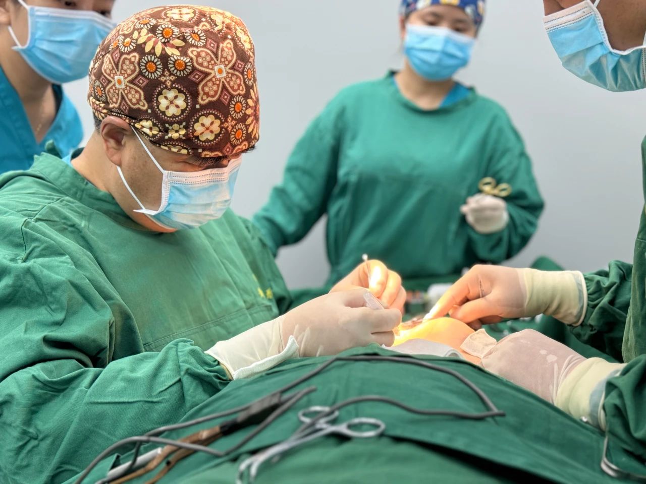 整容还是自然老去？49岁的她为何选择拉皮手术！