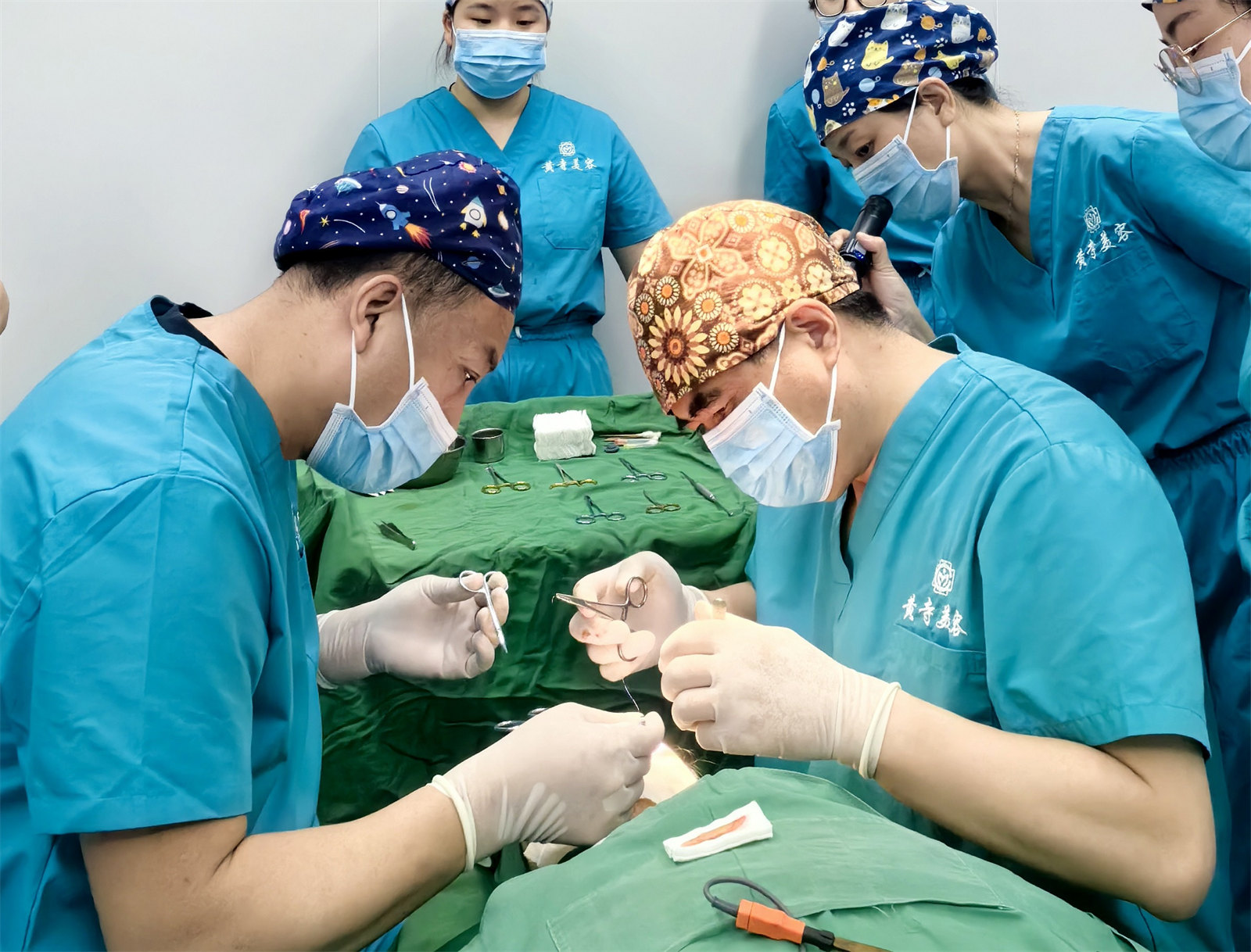 做完眼周年轻化术后1个月，忍不住分享手术心得 以下为求美者自述： 做眼周年轻化手术这件事，我想了很久，考虑了手术的利弊，最终还是决定搏一搏。  面诊时医生说我上下眼睑都存在衰老问题： 1、眼皮松弛明显，上眼睑皮肤松弛，睁眼无神。 2、下眼睑脂肪膨出 所以，医生综合我的基础帮我设计了手术方案：切眉手术+外切去眼袋。术后效果我很满意，所以想把我的手术心得分享给大家。  1、术前做好心理准备 术前了解的越多，手术时心里越有底，手术过程也就越放松。  2、不必纠结恢复期 任何手术都有恢复期，既然决定了要做手术改变，就不要再去纠结恢复期，保持好心情和良好的作息，基本上一天一个变化，一般7天拆线就已经消肿80%了，出门见人没有问题，之后就是切口痕迹逐渐淡化的问题了。 3、不要在意别人的眼光 别人的评价是暂时的，只有自己的成就是终身的。再说，现在手术年轻化很普遍，在群众中的接受度也非常高，所以，基本上身边很少有异样的眼光，相反，大家看到我的术后效果这么棒，都跃跃欲试，想要自己也改变一下。 所以，想做眼周年轻化手术就做吧，取悦自己有何不可呢？