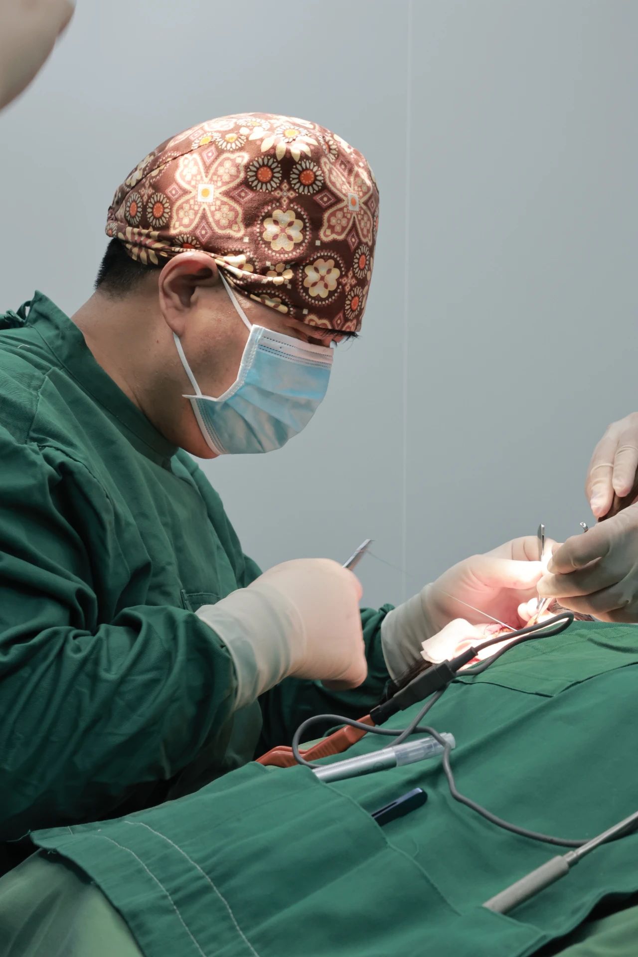 天价拉皮，是过度推销还是真正所需？caw小切口面部提升缩紧术：人性化设计的明智之选！