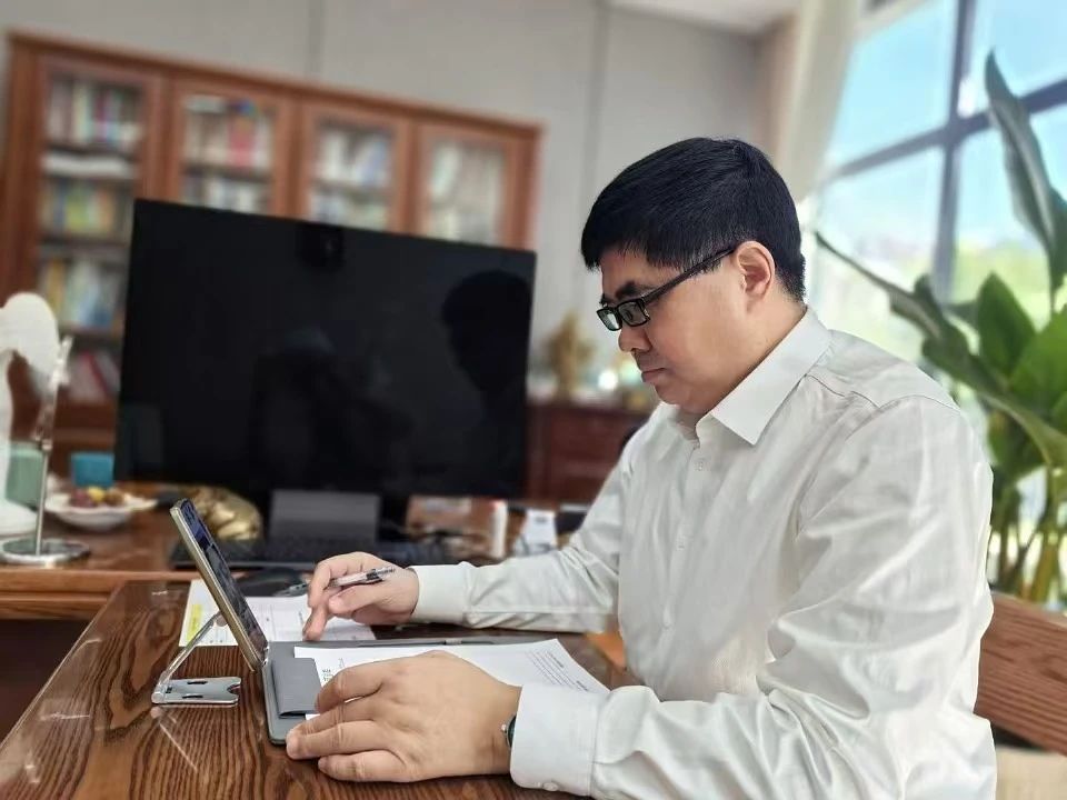 以手术刀为笔，绘就心灵与容颜的双重之美 —— 42岁求美者拉皮手术后深度感悟