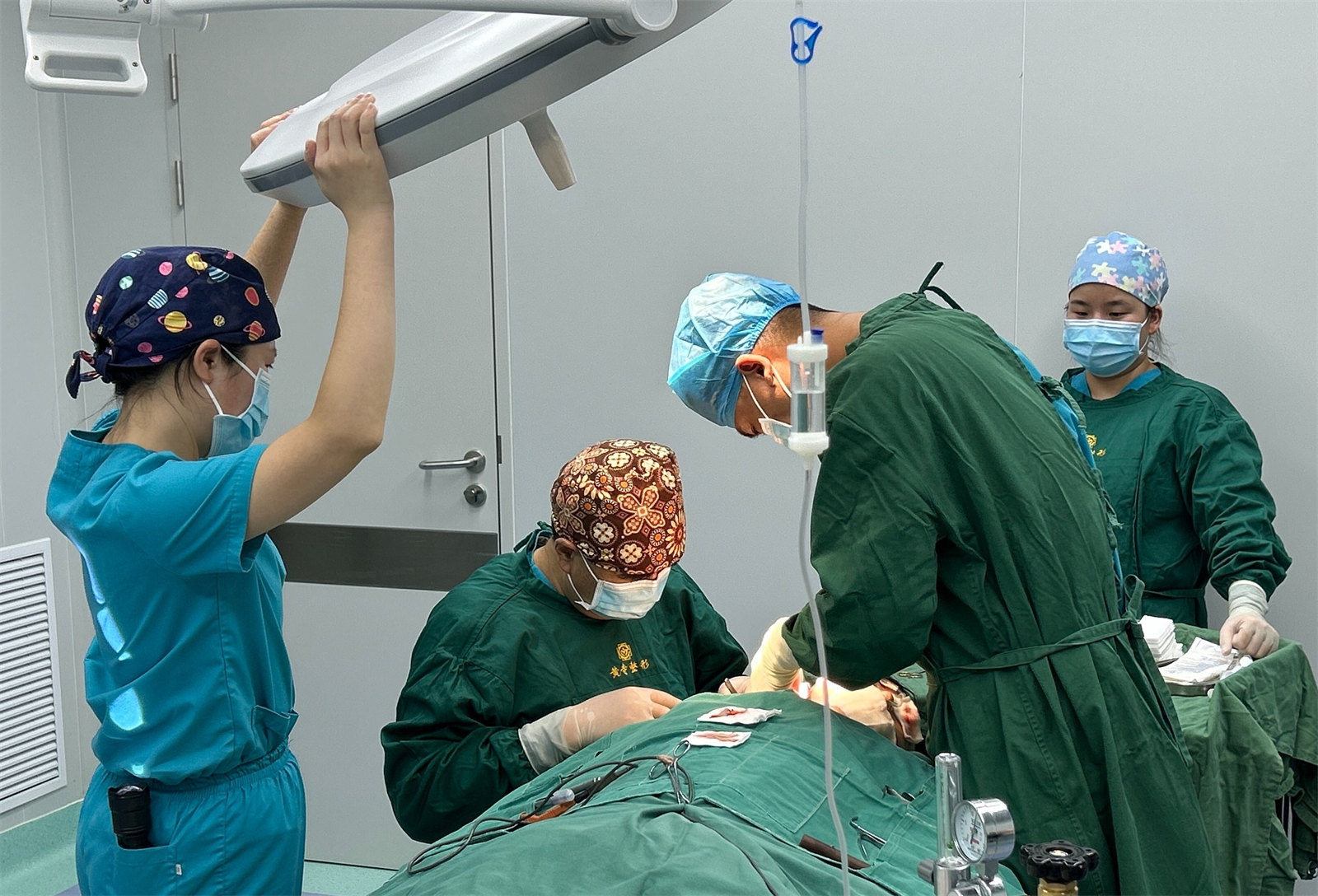 不满下颌缘松垂，遂做了拉皮手术，术后变化太惊人！