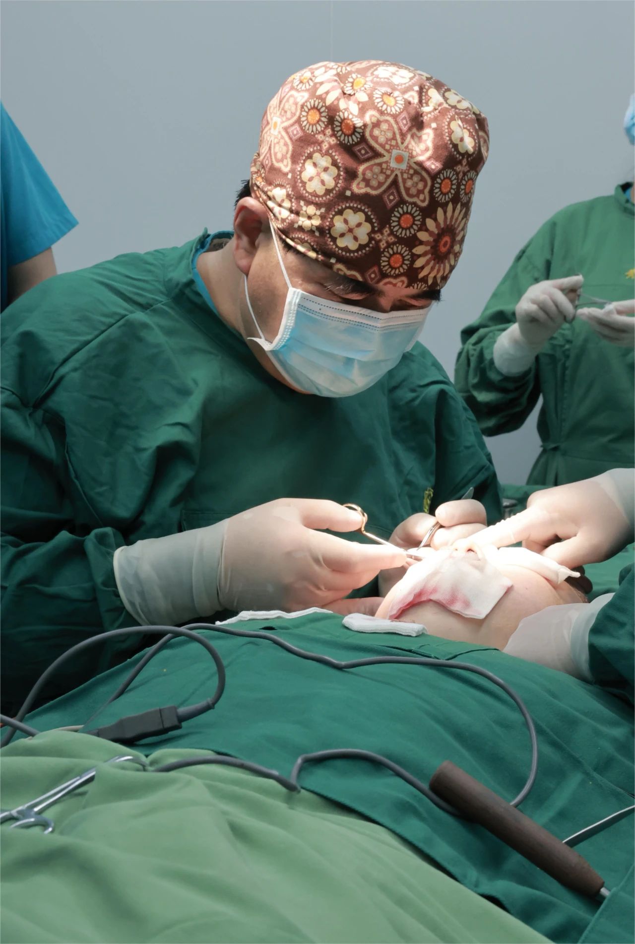 【真相】朋友推荐拉皮手术，背后竟是陷阱？利益驱使？居心叵测！